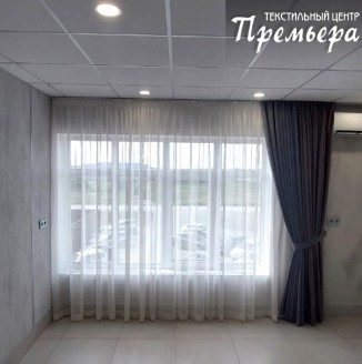 Оформление окна в спальне в гостевом доме