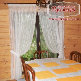 Легкие белые шторы для столовой