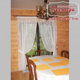 Легкие белые шторы для столовой